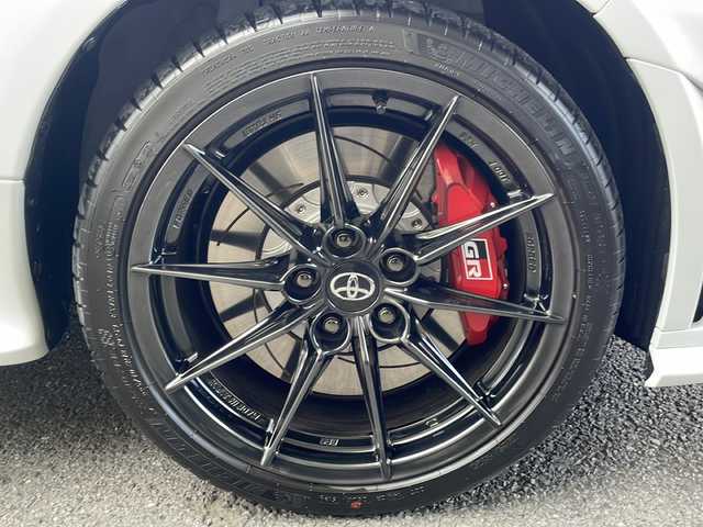 トヨタ ＧＲヤリス RZ ハイパフォーマンス 東京都 2025(令7)年 0.1万km プラチナホワイトパールマイカ ワンオーナー/6MT/縦引きパーキングブレーキ/セーフティセンス/・プリクラッシュセーフティ/・レーントレーシングアシスト/・レーンディパーチャーアラート/・レーダークルーズコントロール/・オートマチックハイビーム/・ロードサインアシスト/・発進遅れ告知機能/ブラインドスポットモニター/ドライブレコーダー（前方/後方ナビ連動型）/8インチディスプレイオーディオ/・8インチHDディスプレイ/・DTV/BT/Cタイプ入力/・AppleCarPlay/AndroidAuto/JBLプレミアムサウンドシステム/ビルトインETC 2.0/4WDモードセレクト/冷却スプレー機能付/（GR-FOURロゴ入空冷インタークーラー）/フルLEDヘッドランプ/ブラックドアミラー（電動オート格納機能/ウインカー付）/雨滴感応式オートワイパー/純正225/40R18（BBS製10本スポーク鍛造製AW）/GRロゴ入レッドブレーキキャリパー/12.3インチフルTFT液晶メーター/GRロゴ付グレーステッチ入革巻きステアリング/ステアリングスイッチ/GRロゴ付グレーステッチ入/　ブラック合皮プレミアムスポーツシート/車両/ナビ取扱説明書/新車時保証書