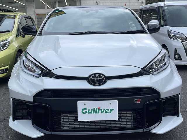 トヨタ ＧＲヤリス RZ ハイパフォーマンス 東京都 2025(令7)年 0.1万km プラチナホワイトパールマイカ ワンオーナー/6MT/縦引きパーキングブレーキ/セーフティセンス/・プリクラッシュセーフティ/・レーントレーシングアシスト/・レーンディパーチャーアラート/・レーダークルーズコントロール/・オートマチックハイビーム/・ロードサインアシスト/・発進遅れ告知機能/ブラインドスポットモニター/ドライブレコーダー（前方/後方ナビ連動型）/8インチディスプレイオーディオ/・8インチHDディスプレイ/・DTV/BT/Cタイプ入力/・AppleCarPlay/AndroidAuto/JBLプレミアムサウンドシステム/ビルトインETC 2.0/4WDモードセレクト/冷却スプレー機能付/（GR-FOURロゴ入空冷インタークーラー）/フルLEDヘッドランプ/ブラックドアミラー（電動オート格納機能/ウインカー付）/雨滴感応式オートワイパー/純正225/40R18（BBS製10本スポーク鍛造製AW）/GRロゴ入レッドブレーキキャリパー/12.3インチフルTFT液晶メーター/GRロゴ付グレーステッチ入革巻きステアリング/ステアリングスイッチ/GRロゴ付グレーステッチ入/　ブラック合皮プレミアムスポーツシート/車両/ナビ取扱説明書/新車時保証書