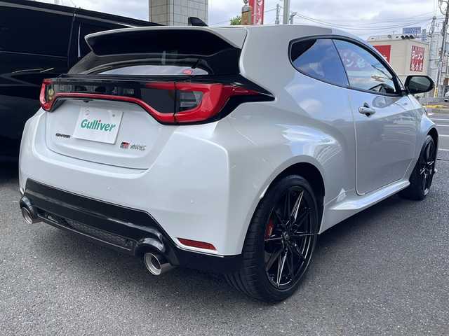 トヨタ ＧＲヤリス RZ ハイパフォーマンス 東京都 2025(令7)年 0.1万km プラチナホワイトパールマイカ ワンオーナー/6MT/縦引きパーキングブレーキ/セーフティセンス/・プリクラッシュセーフティ/・レーントレーシングアシスト/・レーンディパーチャーアラート/・レーダークルーズコントロール/・オートマチックハイビーム/・ロードサインアシスト/・発進遅れ告知機能/ブラインドスポットモニター/ドライブレコーダー（前方/後方ナビ連動型）/8インチディスプレイオーディオ/・8インチHDディスプレイ/・DTV/BT/Cタイプ入力/・AppleCarPlay/AndroidAuto/JBLプレミアムサウンドシステム/ビルトインETC 2.0/4WDモードセレクト/冷却スプレー機能付/（GR-FOURロゴ入空冷インタークーラー）/フルLEDヘッドランプ/ブラックドアミラー（電動オート格納機能/ウインカー付）/雨滴感応式オートワイパー/純正225/40R18（BBS製10本スポーク鍛造製AW）/GRロゴ入レッドブレーキキャリパー/12.3インチフルTFT液晶メーター/GRロゴ付グレーステッチ入革巻きステアリング/ステアリングスイッチ/GRロゴ付グレーステッチ入/　ブラック合皮プレミアムスポーツシート/車両/ナビ取扱説明書/新車時保証書