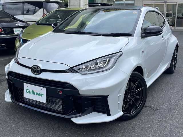 トヨタ ＧＲヤリス RZ ハイパフォーマンス 東京都 2025(令7)年 0.1万km プラチナホワイトパールマイカ ワンオーナー/6MT/縦引きパーキングブレーキ/セーフティセンス/・プリクラッシュセーフティ/・レーントレーシングアシスト/・レーンディパーチャーアラート/・レーダークルーズコントロール/・オートマチックハイビーム/・ロードサインアシスト/・発進遅れ告知機能/ブラインドスポットモニター/ドライブレコーダー（前方/後方ナビ連動型）/8インチディスプレイオーディオ/・8インチHDディスプレイ/・DTV/BT/Cタイプ入力/・AppleCarPlay/AndroidAuto/JBLプレミアムサウンドシステム/ビルトインETC 2.0/4WDモードセレクト/冷却スプレー機能付/（GR-FOURロゴ入空冷インタークーラー）/フルLEDヘッドランプ/ブラックドアミラー（電動オート格納機能/ウインカー付）/雨滴感応式オートワイパー/純正225/40R18（BBS製10本スポーク鍛造製AW）/GRロゴ入レッドブレーキキャリパー/12.3インチフルTFT液晶メーター/GRロゴ付グレーステッチ入革巻きステアリング/ステアリングスイッチ/GRロゴ付グレーステッチ入/　ブラック合皮プレミアムスポーツシート/車両/ナビ取扱説明書/新車時保証書