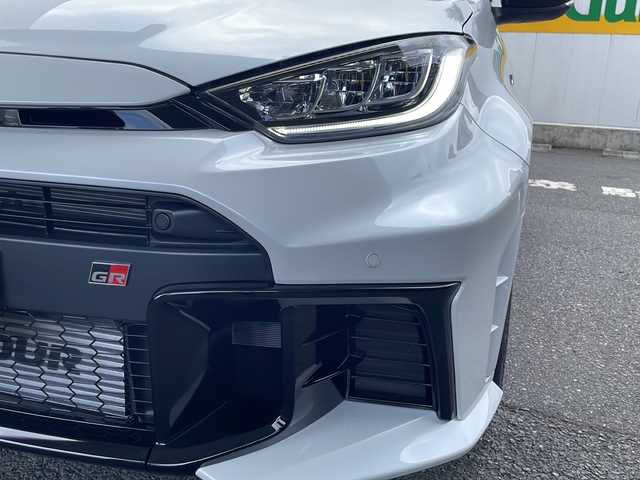 トヨタ ＧＲヤリス RZ ハイパフォーマンス 東京都 2025(令7)年 0.1万km プラチナホワイトパールマイカ ワンオーナー/6MT/縦引きパーキングブレーキ/セーフティセンス/・プリクラッシュセーフティ/・レーントレーシングアシスト/・レーンディパーチャーアラート/・レーダークルーズコントロール/・オートマチックハイビーム/・ロードサインアシスト/・発進遅れ告知機能/ブラインドスポットモニター/ドライブレコーダー（前方/後方ナビ連動型）/8インチディスプレイオーディオ/・8インチHDディスプレイ/・DTV/BT/Cタイプ入力/・AppleCarPlay/AndroidAuto/JBLプレミアムサウンドシステム/ビルトインETC 2.0/4WDモードセレクト/冷却スプレー機能付/（GR-FOURロゴ入空冷インタークーラー）/フルLEDヘッドランプ/ブラックドアミラー（電動オート格納機能/ウインカー付）/雨滴感応式オートワイパー/純正225/40R18（BBS製10本スポーク鍛造製AW）/GRロゴ入レッドブレーキキャリパー/12.3インチフルTFT液晶メーター/GRロゴ付グレーステッチ入革巻きステアリング/ステアリングスイッチ/GRロゴ付グレーステッチ入/　ブラック合皮プレミアムスポーツシート/車両/ナビ取扱説明書/新車時保証書