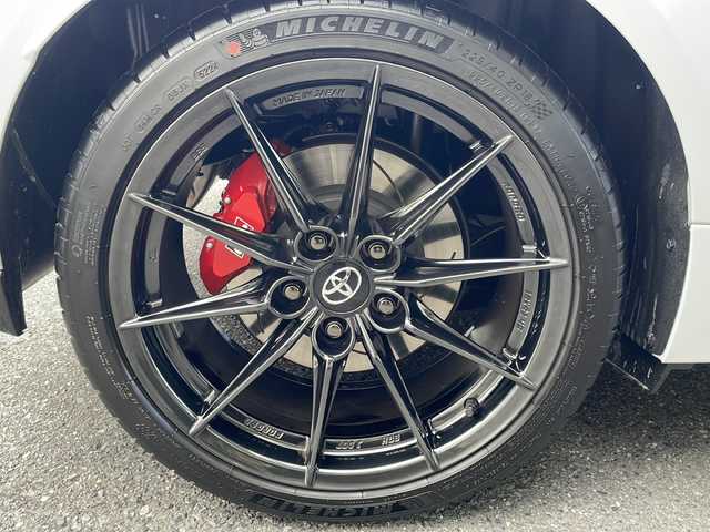 トヨタ ＧＲヤリス RZ ハイパフォーマンス 東京都 2025(令7)年 0.1万km プラチナホワイトパールマイカ ワンオーナー/6MT/縦引きパーキングブレーキ/セーフティセンス/・プリクラッシュセーフティ/・レーントレーシングアシスト/・レーンディパーチャーアラート/・レーダークルーズコントロール/・オートマチックハイビーム/・ロードサインアシスト/・発進遅れ告知機能/ブラインドスポットモニター/ドライブレコーダー（前方/後方ナビ連動型）/8インチディスプレイオーディオ/・8インチHDディスプレイ/・DTV/BT/Cタイプ入力/・AppleCarPlay/AndroidAuto/JBLプレミアムサウンドシステム/ビルトインETC 2.0/4WDモードセレクト/冷却スプレー機能付/（GR-FOURロゴ入空冷インタークーラー）/フルLEDヘッドランプ/ブラックドアミラー（電動オート格納機能/ウインカー付）/雨滴感応式オートワイパー/純正225/40R18（BBS製10本スポーク鍛造製AW）/GRロゴ入レッドブレーキキャリパー/12.3インチフルTFT液晶メーター/GRロゴ付グレーステッチ入革巻きステアリング/ステアリングスイッチ/GRロゴ付グレーステッチ入/　ブラック合皮プレミアムスポーツシート/車両/ナビ取扱説明書/新車時保証書