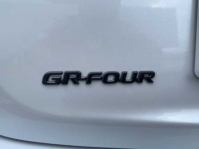 トヨタ ＧＲヤリス RZ ハイパフォーマンス 東京都 2025(令7)年 0.1万km プラチナホワイトパールマイカ ワンオーナー/6MT/縦引きパーキングブレーキ/セーフティセンス/・プリクラッシュセーフティ/・レーントレーシングアシスト/・レーンディパーチャーアラート/・レーダークルーズコントロール/・オートマチックハイビーム/・ロードサインアシスト/・発進遅れ告知機能/ブラインドスポットモニター/ドライブレコーダー（前方/後方ナビ連動型）/8インチディスプレイオーディオ/・8インチHDディスプレイ/・DTV/BT/Cタイプ入力/・AppleCarPlay/AndroidAuto/JBLプレミアムサウンドシステム/ビルトインETC 2.0/4WDモードセレクト/冷却スプレー機能付/（GR-FOURロゴ入空冷インタークーラー）/フルLEDヘッドランプ/ブラックドアミラー（電動オート格納機能/ウインカー付）/雨滴感応式オートワイパー/純正225/40R18（BBS製10本スポーク鍛造製AW）/GRロゴ入レッドブレーキキャリパー/12.3インチフルTFT液晶メーター/GRロゴ付グレーステッチ入革巻きステアリング/ステアリングスイッチ/GRロゴ付グレーステッチ入/　ブラック合皮プレミアムスポーツシート/車両/ナビ取扱説明書/新車時保証書