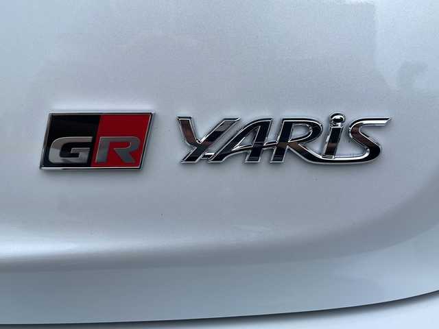 トヨタ ＧＲヤリス RZ ハイパフォーマンス 東京都 2025(令7)年 0.1万km プラチナホワイトパールマイカ ワンオーナー/6MT/縦引きパーキングブレーキ/セーフティセンス/・プリクラッシュセーフティ/・レーントレーシングアシスト/・レーンディパーチャーアラート/・レーダークルーズコントロール/・オートマチックハイビーム/・ロードサインアシスト/・発進遅れ告知機能/ブラインドスポットモニター/ドライブレコーダー（前方/後方ナビ連動型）/8インチディスプレイオーディオ/・8インチHDディスプレイ/・DTV/BT/Cタイプ入力/・AppleCarPlay/AndroidAuto/JBLプレミアムサウンドシステム/ビルトインETC 2.0/4WDモードセレクト/冷却スプレー機能付/（GR-FOURロゴ入空冷インタークーラー）/フルLEDヘッドランプ/ブラックドアミラー（電動オート格納機能/ウインカー付）/雨滴感応式オートワイパー/純正225/40R18（BBS製10本スポーク鍛造製AW）/GRロゴ入レッドブレーキキャリパー/12.3インチフルTFT液晶メーター/GRロゴ付グレーステッチ入革巻きステアリング/ステアリングスイッチ/GRロゴ付グレーステッチ入/　ブラック合皮プレミアムスポーツシート/車両/ナビ取扱説明書/新車時保証書
