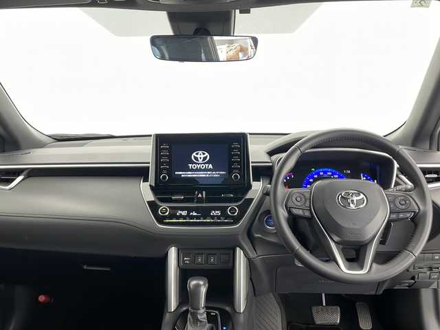 トヨタ カローラ クロス ハイブリッド Z 長野県 2023(令5)年 2万km プラチナホワイトパールマイカ 4WD                                                                                                                                                     /ディスプレイオーディオ/Bluetooth/バックカメラ/ETC/衝突被害軽減システム/先行車発進お知らせ/横滑り防止装置/レーントレーシングアシスト/パーキングサポートブレーキ/ロードサインアシスト/電動ホールド/オートホールド/ステアリングスイッチ/フロントフォグ/ドアミラーヒーター/電格ミラー/ウィンカーミラー/コーナーセンサー/純正18インチAW/社外フロアマット/前席シートヒーター/パワーシート（運転席のみ）/オートライト/オートマチックハイビーム/LEDヘッドライト/スマートキー