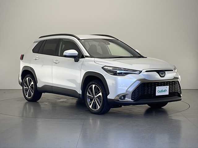 トヨタ カローラ クロス ハイブリッド Z 長野県 2023(令5)年 2万km プラチナホワイトパールマイカ 4WD                                                                                                                                                     /ディスプレイオーディオ/Bluetooth/バックカメラ/ETC/衝突被害軽減システム/先行車発進お知らせ/横滑り防止装置/レーントレーシングアシスト/パーキングサポートブレーキ/ロードサインアシスト/電動ホールド/オートホールド/ステアリングスイッチ/フロントフォグ/ドアミラーヒーター/電格ミラー/ウィンカーミラー/コーナーセンサー/純正18インチAW/社外フロアマット/前席シートヒーター/パワーシート（運転席のみ）/オートライト/オートマチックハイビーム/LEDヘッドライト/スマートキー