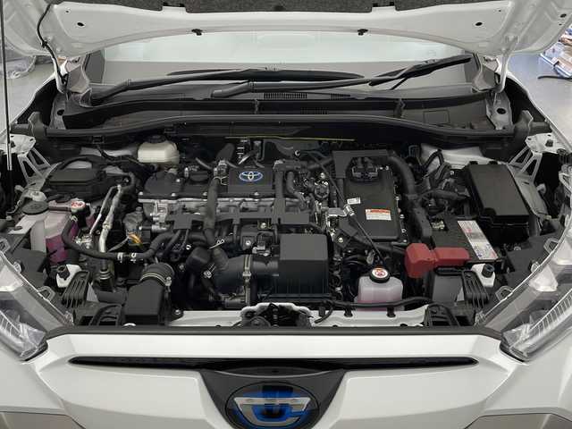 トヨタ カローラ クロス ハイブリッド Z 長野県 2023(令5)年 2万km プラチナホワイトパールマイカ 4WD                                                                                                                                                     /ディスプレイオーディオ/Bluetooth/バックカメラ/ETC/衝突被害軽減システム/先行車発進お知らせ/横滑り防止装置/レーントレーシングアシスト/パーキングサポートブレーキ/ロードサインアシスト/電動ホールド/オートホールド/ステアリングスイッチ/フロントフォグ/ドアミラーヒーター/電格ミラー/ウィンカーミラー/コーナーセンサー/純正18インチAW/社外フロアマット/前席シートヒーター/パワーシート（運転席のみ）/オートライト/オートマチックハイビーム/LEDヘッドライト/スマートキー
