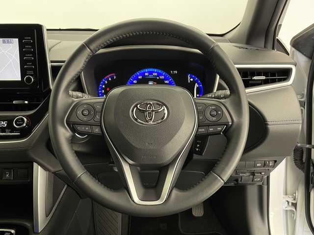 トヨタ カローラ クロス ハイブリッド Z 長野県 2023(令5)年 2万km プラチナホワイトパールマイカ 4WD                                                                                                                                                     /ディスプレイオーディオ/Bluetooth/バックカメラ/ETC/衝突被害軽減システム/先行車発進お知らせ/横滑り防止装置/レーントレーシングアシスト/パーキングサポートブレーキ/ロードサインアシスト/電動ホールド/オートホールド/ステアリングスイッチ/フロントフォグ/ドアミラーヒーター/電格ミラー/ウィンカーミラー/コーナーセンサー/純正18インチAW/社外フロアマット/前席シートヒーター/パワーシート（運転席のみ）/オートライト/オートマチックハイビーム/LEDヘッドライト/スマートキー