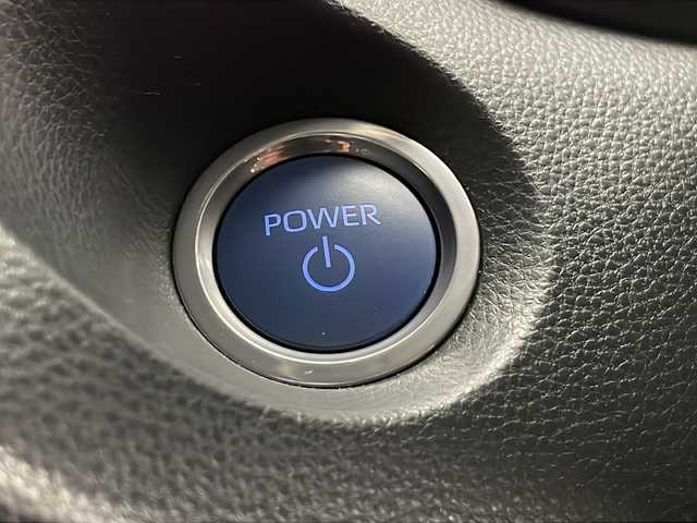 トヨタ カローラ クロス ハイブリッド Z 長野県 2023(令5)年 2万km プラチナホワイトパールマイカ 4WD                                                                                                                                                     /ディスプレイオーディオ/Bluetooth/バックカメラ/ETC/衝突被害軽減システム/先行車発進お知らせ/横滑り防止装置/レーントレーシングアシスト/パーキングサポートブレーキ/ロードサインアシスト/電動ホールド/オートホールド/ステアリングスイッチ/フロントフォグ/ドアミラーヒーター/電格ミラー/ウィンカーミラー/コーナーセンサー/純正18インチAW/社外フロアマット/前席シートヒーター/パワーシート（運転席のみ）/オートライト/オートマチックハイビーム/LEDヘッドライト/スマートキー