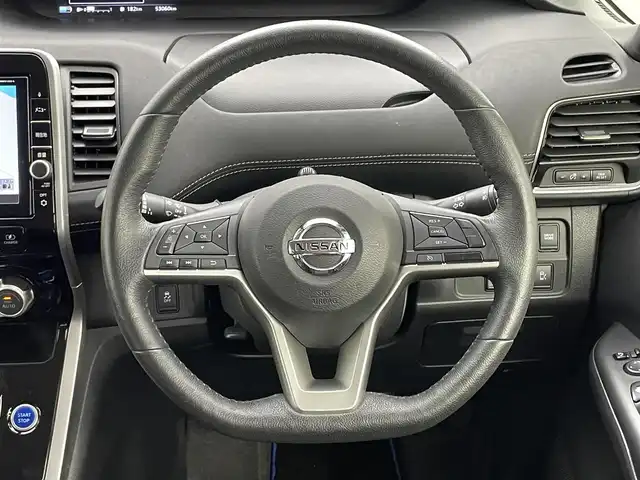 日産 セレナ e－パワー ハイウェイスター V 岡山県 2019(平31)年 5.3万km ダイヤモンドブラック 純正９型ナビ(MM518D-L)/【CD/DVD/BT/HDMI/フルセグ】/純正フリップダウンモニター/全周囲カメラ　/両側パワースライドドア/シートヒーター　/ＬＥＤヘッドライト　/ＥＴＣ　/ドライブレコーダー前後　/ステアリングヒーター/コーナーセンサー前後/オートライト/ステアリングヒーター/TVキャンセラー/後席サンシェイド/ステアリングスイッチ/ドアバイザー/新車保証書/取扱説明書