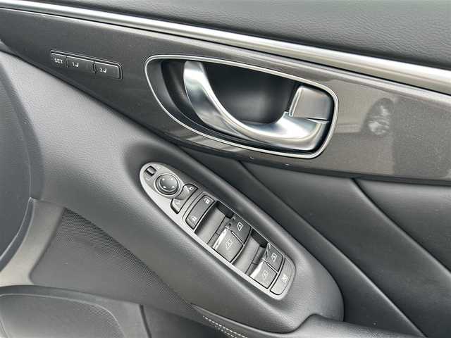 日産 スカイライン ハイブリッド 350GT Type P 佐賀県 2019(平31)年 6.4万km ブリリアントホワイトパール 純正8型ナビゲーション/・AM/FM/BT/CD/DVD/フルセグ//・インテリジェントアラウンドビューモニター/・黒革シート/・パワーシート「運転席/助手席」/・シートヒーター/・イージーエントリー＆イージーエグジット機能/LEDヘッドライト/・オートマチックハイビーム/純正18インチアルミホイール/フロアMTモード付/スマートキー/純正フロアマット/純正ドアバイザー/新車保証書/取扱説明書/スペアキー1本/ETC/インテリジェントセーフティー/・インテリジェント エマージェンシーブレーキ/・インテリジェント クルーズコントロール（全車速追従）/・インテリジェント LI/・LDW（車線逸脱警報）/・BSW（後側方車両検知警報）/・BCI（後退時衝突防止支援システム）/・MOD（移動物検知機能付アラウンドビューモニター）/・インテリジェント ドライビングアシスト/・踏み間違い衝突防止アシスト/・前方衝突予測警報（PFCW）/・ふらつき警報