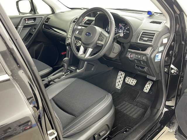 スバル フォレスター S－リミテッド 道央・札幌 2017(平29)年 2.7万km クリスタルブラックシリカ ・純正ナビ&BT&CD&DVD&TV/・バックカメラ/・アイサイト/・レーダークルーズコントロール/・ブラインドスポットモニター/・コーナーセンサー/・横滑り防止装置/・SI-DRIVE/・X-MODE/・フロントワイパーデアイサー/・前席シートヒーター/・前席パワーシート/・ハーフレザーシート/・社外ETC/・電動格納ミラー/・ドアミラーヒーター/・パドルシフト/・純正フロアマット/・LEDヘッドライト/・オートライト/・スマートキー/・スペアキー/・保証書
