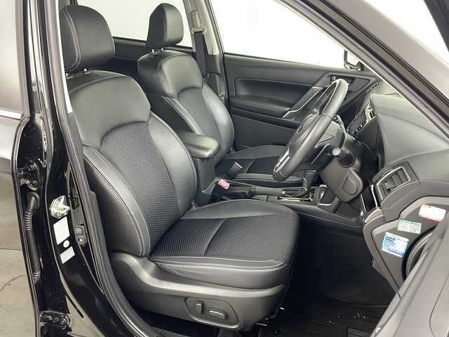 スバル フォレスター S－リミテッド 道央・札幌 2017(平29)年 2.7万km クリスタルブラックシリカ ・純正ナビ&BT&CD&DVD&TV/・バックカメラ/・アイサイト/・レーダークルーズコントロール/・ブラインドスポットモニター/・コーナーセンサー/・横滑り防止装置/・SI-DRIVE/・X-MODE/・フロントワイパーデアイサー/・前席シートヒーター/・前席パワーシート/・ハーフレザーシート/・社外ETC/・電動格納ミラー/・ドアミラーヒーター/・パドルシフト/・純正フロアマット/・LEDヘッドライト/・オートライト/・スマートキー/・スペアキー/・保証書