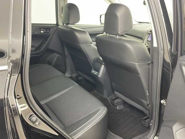 スバル フォレスター S－リミテッド 道央・札幌 2017(平29)年 2.7万km クリスタルブラックシリカ ・純正ナビ&BT&CD&DVD&TV/・バックカメラ/・アイサイト/・レーダークルーズコントロール/・ブラインドスポットモニター/・コーナーセンサー/・横滑り防止装置/・SI-DRIVE/・X-MODE/・フロントワイパーデアイサー/・前席シートヒーター/・前席パワーシート/・ハーフレザーシート/・社外ETC/・電動格納ミラー/・ドアミラーヒーター/・パドルシフト/・純正フロアマット/・LEDヘッドライト/・オートライト/・スマートキー/・スペアキー/・保証書