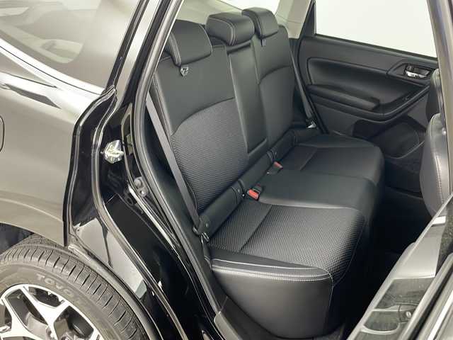 スバル フォレスター S－リミテッド 道央・札幌 2017(平29)年 2.7万km クリスタルブラックシリカ ・純正ナビ&BT&CD&DVD&TV/・バックカメラ/・アイサイト/・レーダークルーズコントロール/・ブラインドスポットモニター/・コーナーセンサー/・横滑り防止装置/・SI-DRIVE/・X-MODE/・フロントワイパーデアイサー/・前席シートヒーター/・前席パワーシート/・ハーフレザーシート/・社外ETC/・電動格納ミラー/・ドアミラーヒーター/・パドルシフト/・純正フロアマット/・LEDヘッドライト/・オートライト/・スマートキー/・スペアキー/・保証書