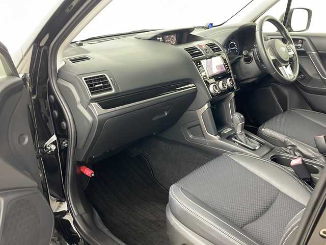 スバル フォレスター S－リミテッド 道央・札幌 2017(平29)年 2.7万km クリスタルブラックシリカ ・純正ナビ&BT&CD&DVD&TV/・バックカメラ/・アイサイト/・レーダークルーズコントロール/・ブラインドスポットモニター/・コーナーセンサー/・横滑り防止装置/・SI-DRIVE/・X-MODE/・フロントワイパーデアイサー/・前席シートヒーター/・前席パワーシート/・ハーフレザーシート/・社外ETC/・電動格納ミラー/・ドアミラーヒーター/・パドルシフト/・純正フロアマット/・LEDヘッドライト/・オートライト/・スマートキー/・スペアキー/・保証書