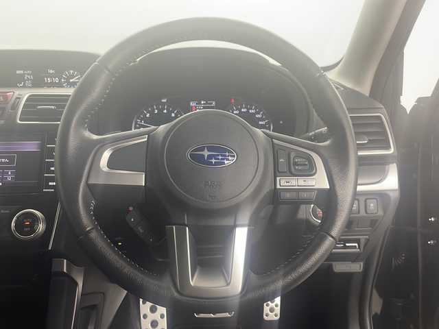 スバル フォレスター S－リミテッド 道央・札幌 2017(平29)年 2.7万km クリスタルブラックシリカ ・純正ナビ&BT&CD&DVD&TV/・バックカメラ/・アイサイト/・レーダークルーズコントロール/・ブラインドスポットモニター/・コーナーセンサー/・横滑り防止装置/・SI-DRIVE/・X-MODE/・フロントワイパーデアイサー/・前席シートヒーター/・前席パワーシート/・ハーフレザーシート/・社外ETC/・電動格納ミラー/・ドアミラーヒーター/・パドルシフト/・純正フロアマット/・LEDヘッドライト/・オートライト/・スマートキー/・スペアキー/・保証書