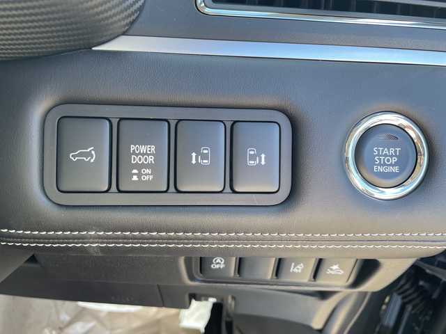 三菱 デリカＤ：５ シャモニー 石川県 2025(令7)年 0.1千km グラファイトグレーメタリック/ブラックマイカ 登録未使用車/禁煙車/4WD/e-Assist/アラウンドビューモニター/両側パワースライドドア/パワーバックドア/レーダークルーズコントロール/LEDオートライト/オートマチックハイビーム/ハーフレザーシート/前席シートヒーター/純正18インチアルミホイール/パドルシフト/アイドリングストップ/ステアリングヒーター/スペアキー/スマートキー