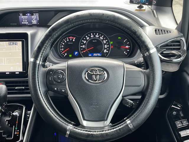 トヨタ ヴォクシー ZS 煌Ⅲ 道東・釧路十勝 2020(令2)年 2.6万km ブラック 4WD/寒冷地仕様/ワンオーナー/フルモデリスタエアロ/オートステップ/純正エンジンスターター/純正夏AWセット積込(205/60R16)/T-conect9インチナビ　NSZT-Y68T/　(AM/FM/CD/DVD/BT/HDMI)/フルセグTV/バックカメラ/両側パワースライドドア/クルーズコントロール/ビルドインETC/社外前後ドライブレコーダー/ワイパーデアイサー/横滑り防止装置/アイドリングストップ/プリクラッシュセーフティ/レーンキープアシスト/オートハイビーム/オートライト/LEDヘッドライト/マフラーカッター/TVキャンセラー/革調シートカバー/取扱説明書/保証書/スペアキー1本