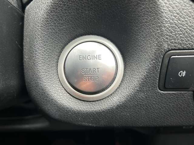 メルセデス・ベンツ Ａ１８０ スポーツ 埼玉県 2016(平28)年 4.5万km コスモスブラック ・レーダーセーフティパッケージ　/・ディストロニックプラス/・ブラインドスポットモニター/・ナビTV　DVD　BT　/・バックカメラ　/・ETC2.0　/・赤ステッチ黒ハーフレザーシート　/・シートヒーター　/・運転席メモリー付きパワーシート/・左右独立エアコン/・カーボン調インパネ/・アイドリングストップ/・クルーズコントロール/・パドルシフト　/・イルミネーションスカッフプレート/・パークトロニック/・スポーツサスペンション　/・純正18インチアルミ/・オートライト/・HIDヘットライト/・ヘットライトウォッシャー/・スマートキー/・プッシュスタート/・保証書/・取説