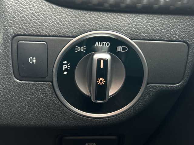 メルセデス・ベンツ Ａ１８０ スポーツ 埼玉県 2016(平28)年 4.5万km コスモスブラック ・レーダーセーフティパッケージ　/・ディストロニックプラス/・ブラインドスポットモニター/・ナビTV　DVD　BT　/・バックカメラ　/・ETC2.0　/・赤ステッチ黒ハーフレザーシート　/・シートヒーター　/・運転席メモリー付きパワーシート/・左右独立エアコン/・カーボン調インパネ/・アイドリングストップ/・クルーズコントロール/・パドルシフト　/・イルミネーションスカッフプレート/・パークトロニック/・スポーツサスペンション　/・純正18インチアルミ/・オートライト/・HIDヘットライト/・ヘットライトウォッシャー/・スマートキー/・プッシュスタート/・保証書/・取説