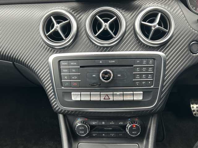 メルセデス・ベンツ Ａ１８０ スポーツ 埼玉県 2016(平28)年 4.5万km コスモスブラック ・レーダーセーフティパッケージ　/・ディストロニックプラス/・ブラインドスポットモニター/・ナビTV　DVD　BT　/・バックカメラ　/・ETC2.0　/・赤ステッチ黒ハーフレザーシート　/・シートヒーター　/・運転席メモリー付きパワーシート/・左右独立エアコン/・カーボン調インパネ/・アイドリングストップ/・クルーズコントロール/・パドルシフト　/・イルミネーションスカッフプレート/・パークトロニック/・スポーツサスペンション　/・純正18インチアルミ/・オートライト/・HIDヘットライト/・ヘットライトウォッシャー/・スマートキー/・プッシュスタート/・保証書/・取説