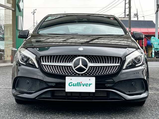 メルセデス・ベンツ Ａ１８０ スポーツ 埼玉県 2016(平28)年 4.5万km コスモスブラック ・レーダーセーフティパッケージ　/・ディストロニックプラス/・ブラインドスポットモニター/・ナビTV　DVD　BT　/・バックカメラ　/・ETC2.0　/・赤ステッチ黒ハーフレザーシート　/・シートヒーター　/・運転席メモリー付きパワーシート/・左右独立エアコン/・カーボン調インパネ/・アイドリングストップ/・クルーズコントロール/・パドルシフト　/・イルミネーションスカッフプレート/・パークトロニック/・スポーツサスペンション　/・純正18インチアルミ/・オートライト/・HIDヘットライト/・ヘットライトウォッシャー/・スマートキー/・プッシュスタート/・保証書/・取説