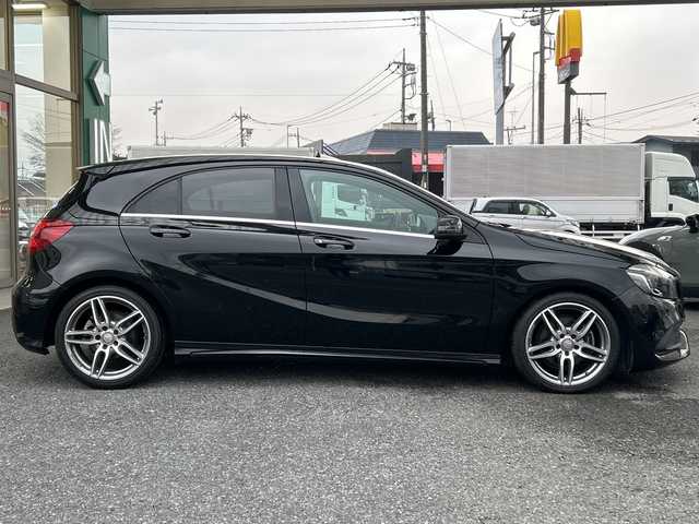 メルセデス・ベンツ Ａ１８０ スポーツ 埼玉県 2016(平28)年 4.5万km コスモスブラック ・レーダーセーフティパッケージ　/・ディストロニックプラス/・ブラインドスポットモニター/・ナビTV　DVD　BT　/・バックカメラ　/・ETC2.0　/・赤ステッチ黒ハーフレザーシート　/・シートヒーター　/・運転席メモリー付きパワーシート/・左右独立エアコン/・カーボン調インパネ/・アイドリングストップ/・クルーズコントロール/・パドルシフト　/・イルミネーションスカッフプレート/・パークトロニック/・スポーツサスペンション　/・純正18インチアルミ/・オートライト/・HIDヘットライト/・ヘットライトウォッシャー/・スマートキー/・プッシュスタート/・保証書/・取説