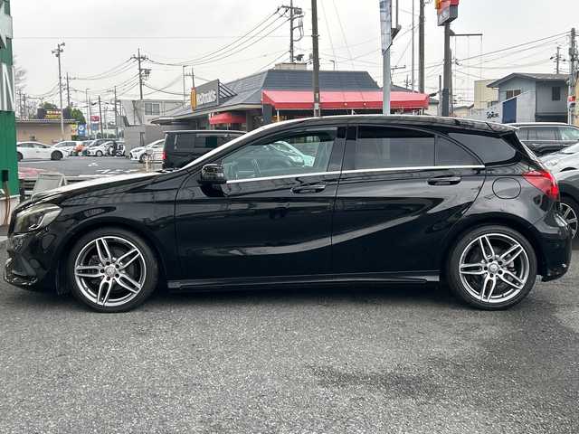 メルセデス・ベンツ Ａ１８０ スポーツ 埼玉県 2016(平28)年 4.5万km コスモスブラック ・レーダーセーフティパッケージ　/・ディストロニックプラス/・ブラインドスポットモニター/・ナビTV　DVD　BT　/・バックカメラ　/・ETC2.0　/・赤ステッチ黒ハーフレザーシート　/・シートヒーター　/・運転席メモリー付きパワーシート/・左右独立エアコン/・カーボン調インパネ/・アイドリングストップ/・クルーズコントロール/・パドルシフト　/・イルミネーションスカッフプレート/・パークトロニック/・スポーツサスペンション　/・純正18インチアルミ/・オートライト/・HIDヘットライト/・ヘットライトウォッシャー/・スマートキー/・プッシュスタート/・保証書/・取説