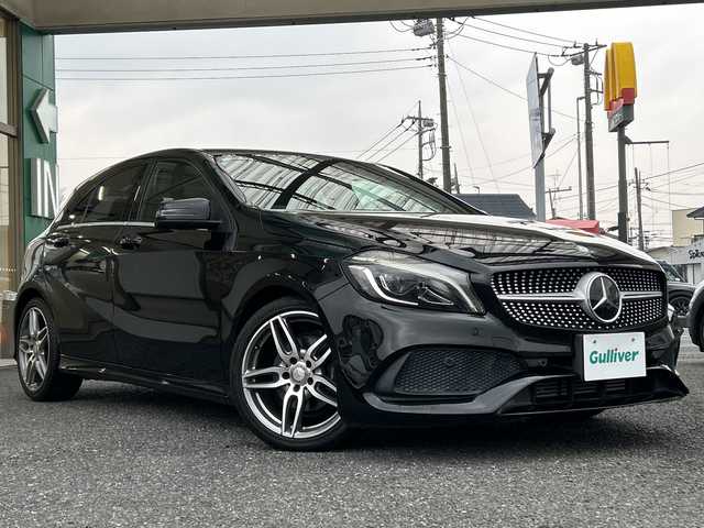 メルセデス・ベンツ Ａ１８０ スポーツ 埼玉県 2016(平28)年 4.5万km コスモスブラック ・レーダーセーフティパッケージ　/・ディストロニックプラス/・ブラインドスポットモニター/・ナビTV　DVD　BT　/・バックカメラ　/・ETC2.0　/・赤ステッチ黒ハーフレザーシート　/・シートヒーター　/・運転席メモリー付きパワーシート/・左右独立エアコン/・カーボン調インパネ/・アイドリングストップ/・クルーズコントロール/・パドルシフト　/・イルミネーションスカッフプレート/・パークトロニック/・スポーツサスペンション　/・純正18インチアルミ/・オートライト/・HIDヘットライト/・ヘットライトウォッシャー/・スマートキー/・プッシュスタート/・保証書/・取説