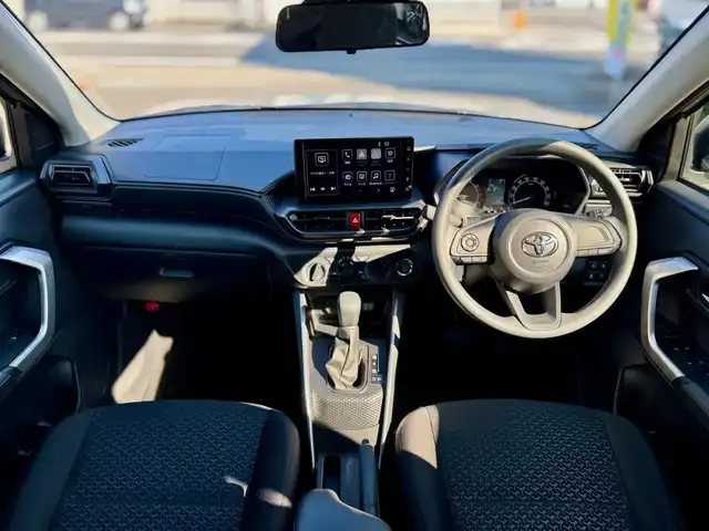 トヨタ ライズ X 滋賀県 2025(令7)年 0.4万km スムースグレーマイカメタリック ワンオーナー/Zグレード純正17インチアルミ/ディスプレイオーディオパッケージ/純正9インチディスプレイオーディオ/　フルセグ Bluetooth appleCarPlay/LEDフォグライト/デイライト/バックカメラ/スペアタイヤ/純正LEDヘッドランプ/スマートアシスト/衝突回避支援ブレーキ/衝突警報機能/車線逸脱警報機能/車線逸脱抑制制御機能/ふらつき警報/路側逸脱警報機能/ブレーキ制御付後発進抑制機能 前方・後方/先行者発進お知らせ機能/オートハイビーム/コーナーセンサー/純正フロアマット/スマートキー×2/プッシュスタート/