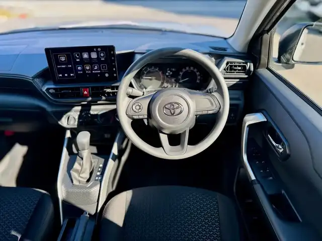 トヨタ ライズ X 滋賀県 2025(令7)年 0.4万km スムースグレーマイカメタリック ワンオーナー/Zグレード純正17インチアルミ/ディスプレイオーディオパッケージ/純正9インチディスプレイオーディオ/　フルセグ Bluetooth appleCarPlay/LEDフォグライト/デイライト/バックカメラ/スペアタイヤ/純正LEDヘッドランプ/スマートアシスト/衝突回避支援ブレーキ/衝突警報機能/車線逸脱警報機能/車線逸脱抑制制御機能/ふらつき警報/路側逸脱警報機能/ブレーキ制御付後発進抑制機能 前方・後方/先行者発進お知らせ機能/オートハイビーム/コーナーセンサー/純正フロアマット/スマートキー×2/プッシュスタート/