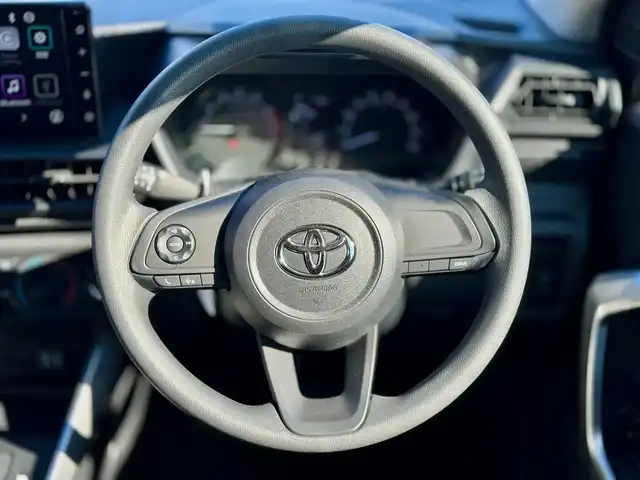 トヨタ ライズ X 滋賀県 2025(令7)年 0.4万km スムースグレーマイカメタリック ワンオーナー/Zグレード純正17インチアルミ/ディスプレイオーディオパッケージ/純正9インチディスプレイオーディオ/　フルセグ Bluetooth appleCarPlay/LEDフォグライト/デイライト/バックカメラ/スペアタイヤ/純正LEDヘッドランプ/スマートアシスト/衝突回避支援ブレーキ/衝突警報機能/車線逸脱警報機能/車線逸脱抑制制御機能/ふらつき警報/路側逸脱警報機能/ブレーキ制御付後発進抑制機能 前方・後方/先行者発進お知らせ機能/オートハイビーム/コーナーセンサー/純正フロアマット/スマートキー×2/プッシュスタート/