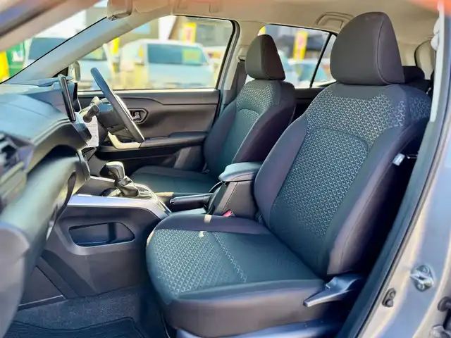 トヨタ ライズ X 滋賀県 2025(令7)年 0.4万km スムースグレーマイカメタリック ワンオーナー/Zグレード純正17インチアルミ/ディスプレイオーディオパッケージ/純正9インチディスプレイオーディオ/　フルセグ Bluetooth appleCarPlay/LEDフォグライト/デイライト/バックカメラ/スペアタイヤ/純正LEDヘッドランプ/スマートアシスト/衝突回避支援ブレーキ/衝突警報機能/車線逸脱警報機能/車線逸脱抑制制御機能/ふらつき警報/路側逸脱警報機能/ブレーキ制御付後発進抑制機能 前方・後方/先行者発進お知らせ機能/オートハイビーム/コーナーセンサー/純正フロアマット/スマートキー×2/プッシュスタート/