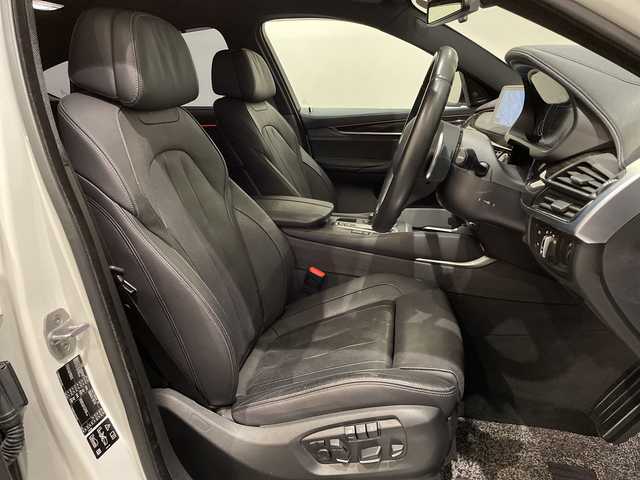 ＢＭＷ Ｘ６ xDrive50i Mスポーツ 新潟県 2019(令1)年 2.2万km アルピンホワイトⅢ 電動パノラマ・ガラス・サンルーフ/クラフテッド・クリスタル・フィニッシュ/BMWヘッドアップ・ディスプレイ/パーキング・アシスト・プラス：/・PDC／パーク・ディスタンス・コントロール/・パーキング・アシスト（並列・縦列）/・トップ・ビュー+3Dビュー/・サイド・ビュー・カメラ/・アクティブPDC／パーク・ディスタンス・コントロール/ドライビング・アシスト・プロフェッショナル：/・ACC／アクティブ・クルーズ・コントロール/・ステアリング&レーン・コントロール・アシスト/・レーン・ディパーチャー・ウォーニング（車線逸脱警告システム）/・前車接近警告機能/・衝突回避・被害軽減ブレーキ（事故回避アシスト付）/・後車衝突警告機能/・レーン・チェンジ・アシスト/・エマージェンシー・ストップ・アシスト/DSC／ダイナミック・スタビリティ・コントロール/HDC／ヒル・ディセント・コントロール/アダプティブLEDヘッドライト/オートマチック・テールゲート・オペレーション/xDriveステータス/４WD/HDD純正ナビ/Bluetooth/TV/FM/AM