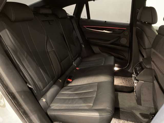 ＢＭＷ Ｘ６ xDrive50i Mスポーツ 新潟県 2019(令1)年 2.2万km アルピンホワイトⅢ 電動パノラマ・ガラス・サンルーフ/クラフテッド・クリスタル・フィニッシュ/BMWヘッドアップ・ディスプレイ/パーキング・アシスト・プラス：/・PDC／パーク・ディスタンス・コントロール/・パーキング・アシスト（並列・縦列）/・トップ・ビュー+3Dビュー/・サイド・ビュー・カメラ/・アクティブPDC／パーク・ディスタンス・コントロール/ドライビング・アシスト・プロフェッショナル：/・ACC／アクティブ・クルーズ・コントロール/・ステアリング&レーン・コントロール・アシスト/・レーン・ディパーチャー・ウォーニング（車線逸脱警告システム）/・前車接近警告機能/・衝突回避・被害軽減ブレーキ（事故回避アシスト付）/・後車衝突警告機能/・レーン・チェンジ・アシスト/・エマージェンシー・ストップ・アシスト/DSC／ダイナミック・スタビリティ・コントロール/HDC／ヒル・ディセント・コントロール/アダプティブLEDヘッドライト/オートマチック・テールゲート・オペレーション/xDriveステータス/４WD/HDD純正ナビ/Bluetooth/TV/FM/AM