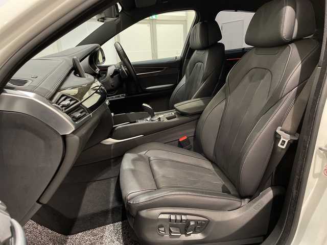 ＢＭＷ Ｘ６ xDrive50i Mスポーツ 新潟県 2019(令1)年 2.2万km アルピンホワイトⅢ 電動パノラマ・ガラス・サンルーフ/クラフテッド・クリスタル・フィニッシュ/BMWヘッドアップ・ディスプレイ/パーキング・アシスト・プラス：/・PDC／パーク・ディスタンス・コントロール/・パーキング・アシスト（並列・縦列）/・トップ・ビュー+3Dビュー/・サイド・ビュー・カメラ/・アクティブPDC／パーク・ディスタンス・コントロール/ドライビング・アシスト・プロフェッショナル：/・ACC／アクティブ・クルーズ・コントロール/・ステアリング&レーン・コントロール・アシスト/・レーン・ディパーチャー・ウォーニング（車線逸脱警告システム）/・前車接近警告機能/・衝突回避・被害軽減ブレーキ（事故回避アシスト付）/・後車衝突警告機能/・レーン・チェンジ・アシスト/・エマージェンシー・ストップ・アシスト/DSC／ダイナミック・スタビリティ・コントロール/HDC／ヒル・ディセント・コントロール/アダプティブLEDヘッドライト/オートマチック・テールゲート・オペレーション/xDriveステータス/４WD/HDD純正ナビ/Bluetooth/TV/FM/AM