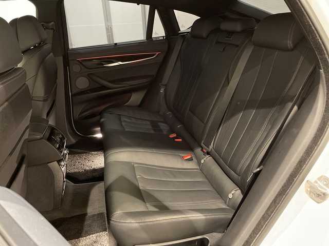 ＢＭＷ Ｘ６ xDrive50i Mスポーツ 新潟県 2019(令1)年 2.2万km アルピンホワイトⅢ 電動パノラマ・ガラス・サンルーフ/クラフテッド・クリスタル・フィニッシュ/BMWヘッドアップ・ディスプレイ/パーキング・アシスト・プラス：/・PDC／パーク・ディスタンス・コントロール/・パーキング・アシスト（並列・縦列）/・トップ・ビュー+3Dビュー/・サイド・ビュー・カメラ/・アクティブPDC／パーク・ディスタンス・コントロール/ドライビング・アシスト・プロフェッショナル：/・ACC／アクティブ・クルーズ・コントロール/・ステアリング&レーン・コントロール・アシスト/・レーン・ディパーチャー・ウォーニング（車線逸脱警告システム）/・前車接近警告機能/・衝突回避・被害軽減ブレーキ（事故回避アシスト付）/・後車衝突警告機能/・レーン・チェンジ・アシスト/・エマージェンシー・ストップ・アシスト/DSC／ダイナミック・スタビリティ・コントロール/HDC／ヒル・ディセント・コントロール/アダプティブLEDヘッドライト/オートマチック・テールゲート・オペレーション/xDriveステータス/４WD/HDD純正ナビ/Bluetooth/TV/FM/AM