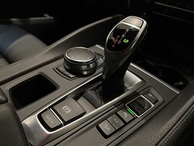 ＢＭＷ Ｘ６ xDrive50i Mスポーツ 新潟県 2019(令1)年 2.2万km アルピンホワイトⅢ 電動パノラマ・ガラス・サンルーフ/クラフテッド・クリスタル・フィニッシュ/BMWヘッドアップ・ディスプレイ/パーキング・アシスト・プラス：/・PDC／パーク・ディスタンス・コントロール/・パーキング・アシスト（並列・縦列）/・トップ・ビュー+3Dビュー/・サイド・ビュー・カメラ/・アクティブPDC／パーク・ディスタンス・コントロール/ドライビング・アシスト・プロフェッショナル：/・ACC／アクティブ・クルーズ・コントロール/・ステアリング&レーン・コントロール・アシスト/・レーン・ディパーチャー・ウォーニング（車線逸脱警告システム）/・前車接近警告機能/・衝突回避・被害軽減ブレーキ（事故回避アシスト付）/・後車衝突警告機能/・レーン・チェンジ・アシスト/・エマージェンシー・ストップ・アシスト/DSC／ダイナミック・スタビリティ・コントロール/HDC／ヒル・ディセント・コントロール/アダプティブLEDヘッドライト/オートマチック・テールゲート・オペレーション/xDriveステータス/４WD/HDD純正ナビ/Bluetooth/TV/FM/AM