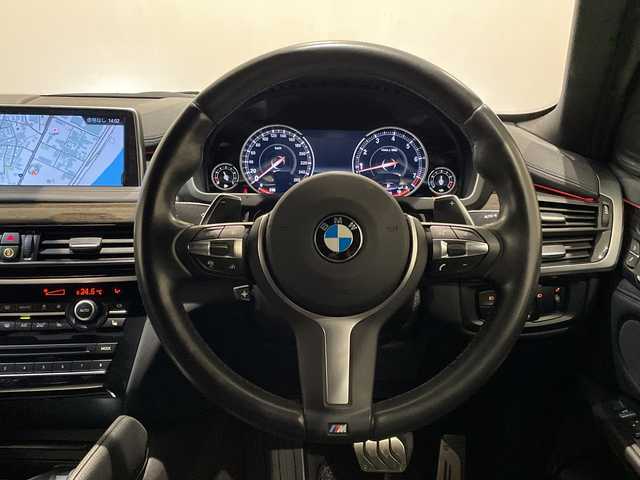 ＢＭＷ Ｘ６ xDrive50i Mスポーツ 新潟県 2019(令1)年 2.2万km アルピンホワイトⅢ 電動パノラマ・ガラス・サンルーフ/クラフテッド・クリスタル・フィニッシュ/BMWヘッドアップ・ディスプレイ/パーキング・アシスト・プラス：/・PDC／パーク・ディスタンス・コントロール/・パーキング・アシスト（並列・縦列）/・トップ・ビュー+3Dビュー/・サイド・ビュー・カメラ/・アクティブPDC／パーク・ディスタンス・コントロール/ドライビング・アシスト・プロフェッショナル：/・ACC／アクティブ・クルーズ・コントロール/・ステアリング&レーン・コントロール・アシスト/・レーン・ディパーチャー・ウォーニング（車線逸脱警告システム）/・前車接近警告機能/・衝突回避・被害軽減ブレーキ（事故回避アシスト付）/・後車衝突警告機能/・レーン・チェンジ・アシスト/・エマージェンシー・ストップ・アシスト/DSC／ダイナミック・スタビリティ・コントロール/HDC／ヒル・ディセント・コントロール/アダプティブLEDヘッドライト/オートマチック・テールゲート・オペレーション/xDriveステータス/４WD/HDD純正ナビ/Bluetooth/TV/FM/AM