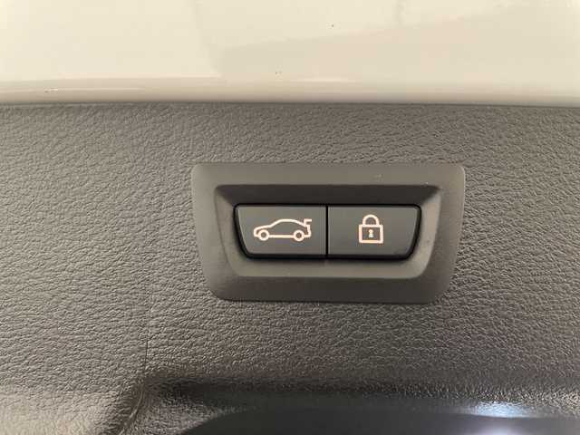 ＢＭＷ Ｘ６ xDrive50i Mスポーツ 新潟県 2019(令1)年 2.2万km アルピンホワイトⅢ 電動パノラマ・ガラス・サンルーフ/クラフテッド・クリスタル・フィニッシュ/BMWヘッドアップ・ディスプレイ/パーキング・アシスト・プラス：/・PDC／パーク・ディスタンス・コントロール/・パーキング・アシスト（並列・縦列）/・トップ・ビュー+3Dビュー/・サイド・ビュー・カメラ/・アクティブPDC／パーク・ディスタンス・コントロール/ドライビング・アシスト・プロフェッショナル：/・ACC／アクティブ・クルーズ・コントロール/・ステアリング&レーン・コントロール・アシスト/・レーン・ディパーチャー・ウォーニング（車線逸脱警告システム）/・前車接近警告機能/・衝突回避・被害軽減ブレーキ（事故回避アシスト付）/・後車衝突警告機能/・レーン・チェンジ・アシスト/・エマージェンシー・ストップ・アシスト/DSC／ダイナミック・スタビリティ・コントロール/HDC／ヒル・ディセント・コントロール/アダプティブLEDヘッドライト/オートマチック・テールゲート・オペレーション/xDriveステータス/４WD/HDD純正ナビ/Bluetooth/TV/FM/AM