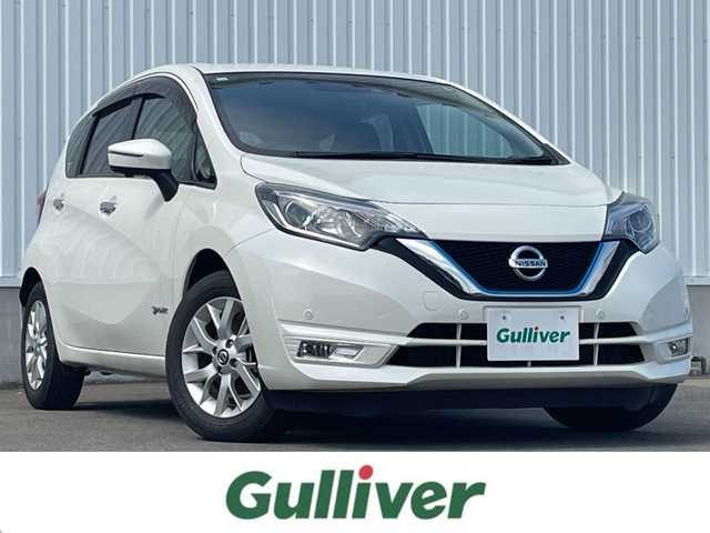日産 ノート e－パワー X 愛媛県 2018(平30)年 3.6万km ブリリアントホワイトパール 純正ナビ/(Bluetooth/CD/SD/DVD/AUX/フルセグ)/ETC/アラウンドビューモニター/前方ドライブレコーダー/オートライト/オートマチックハイビーム/LEDヘッドライト/フォグランプ/レーンキープアシスト/デジタルインナーミラー/テレビキャンセラー/純正15インチアルミホイール/プッシュスタート/スマートキー/電動格納ミラー/純正フロアマット/純正ドアバイザー/横滑り防止装置/衝突被害軽減ブレーキ