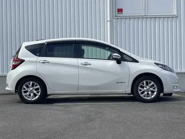 日産 ノート e－パワー X 愛媛県 2018(平30)年 3.6万km ブリリアントホワイトパール 純正ナビ/(Bluetooth/CD/SD/DVD/AUX/フルセグ)/ETC/アラウンドビューモニター/前方ドライブレコーダー/オートライト/オートマチックハイビーム/LEDヘッドライト/フォグランプ/レーンキープアシスト/デジタルインナーミラー/テレビキャンセラー/純正15インチアルミホイール/プッシュスタート/スマートキー/電動格納ミラー/純正フロアマット/純正ドアバイザー/横滑り防止装置/衝突被害軽減ブレーキ
