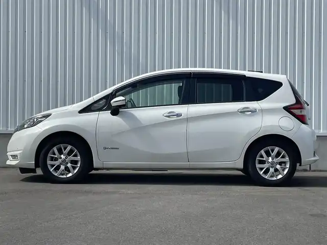 日産 ノート e－パワー X 愛媛県 2018(平30)年 3.6万km ブリリアントホワイトパール 純正ナビ/(Bluetooth/CD/SD/DVD/AUX/フルセグ)/ETC/アラウンドビューモニター/前方ドライブレコーダー/オートライト/オートマチックハイビーム/LEDヘッドライト/フォグランプ/レーンキープアシスト/デジタルインナーミラー/テレビキャンセラー/純正15インチアルミホイール/プッシュスタート/スマートキー/電動格納ミラー/純正フロアマット/純正ドアバイザー/横滑り防止装置/衝突被害軽減ブレーキ