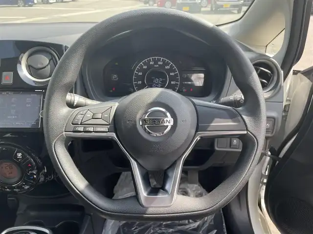 日産 ノート e－パワー X 愛媛県 2018(平30)年 3.6万km ブリリアントホワイトパール 純正ナビ/(Bluetooth/CD/SD/DVD/AUX/フルセグ)/ETC/アラウンドビューモニター/前方ドライブレコーダー/オートライト/オートマチックハイビーム/LEDヘッドライト/フォグランプ/レーンキープアシスト/デジタルインナーミラー/テレビキャンセラー/純正15インチアルミホイール/プッシュスタート/スマートキー/電動格納ミラー/純正フロアマット/純正ドアバイザー/横滑り防止装置/衝突被害軽減ブレーキ