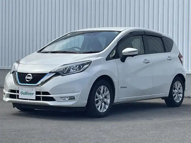 日産 ノート e－パワー X 愛媛県 2018(平30)年 3.6万km ブリリアントホワイトパール 純正ナビ/(Bluetooth/CD/SD/DVD/AUX/フルセグ)/ETC/アラウンドビューモニター/前方ドライブレコーダー/オートライト/オートマチックハイビーム/LEDヘッドライト/フォグランプ/レーンキープアシスト/デジタルインナーミラー/テレビキャンセラー/純正15インチアルミホイール/プッシュスタート/スマートキー/電動格納ミラー/純正フロアマット/純正ドアバイザー/横滑り防止装置/衝突被害軽減ブレーキ
