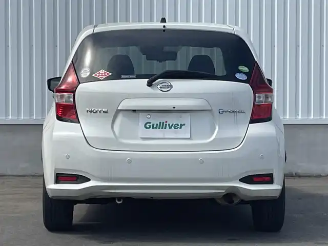 日産 ノート e－パワー X 愛媛県 2018(平30)年 3.6万km ブリリアントホワイトパール 純正ナビ/(Bluetooth/CD/SD/DVD/AUX/フルセグ)/ETC/アラウンドビューモニター/前方ドライブレコーダー/オートライト/オートマチックハイビーム/LEDヘッドライト/フォグランプ/レーンキープアシスト/デジタルインナーミラー/テレビキャンセラー/純正15インチアルミホイール/プッシュスタート/スマートキー/電動格納ミラー/純正フロアマット/純正ドアバイザー/横滑り防止装置/衝突被害軽減ブレーキ
