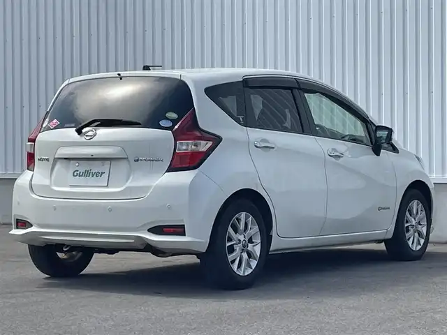 日産 ノート e－パワー X 愛媛県 2018(平30)年 3.6万km ブリリアントホワイトパール 純正ナビ/(Bluetooth/CD/SD/DVD/AUX/フルセグ)/ETC/アラウンドビューモニター/前方ドライブレコーダー/オートライト/オートマチックハイビーム/LEDヘッドライト/フォグランプ/レーンキープアシスト/デジタルインナーミラー/テレビキャンセラー/純正15インチアルミホイール/プッシュスタート/スマートキー/電動格納ミラー/純正フロアマット/純正ドアバイザー/横滑り防止装置/衝突被害軽減ブレーキ