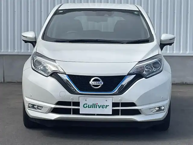 日産 ノート e－パワー X 愛媛県 2018(平30)年 3.6万km ブリリアントホワイトパール 純正ナビ/(Bluetooth/CD/SD/DVD/AUX/フルセグ)/ETC/アラウンドビューモニター/前方ドライブレコーダー/オートライト/オートマチックハイビーム/LEDヘッドライト/フォグランプ/レーンキープアシスト/デジタルインナーミラー/テレビキャンセラー/純正15インチアルミホイール/プッシュスタート/スマートキー/電動格納ミラー/純正フロアマット/純正ドアバイザー/横滑り防止装置/衝突被害軽減ブレーキ