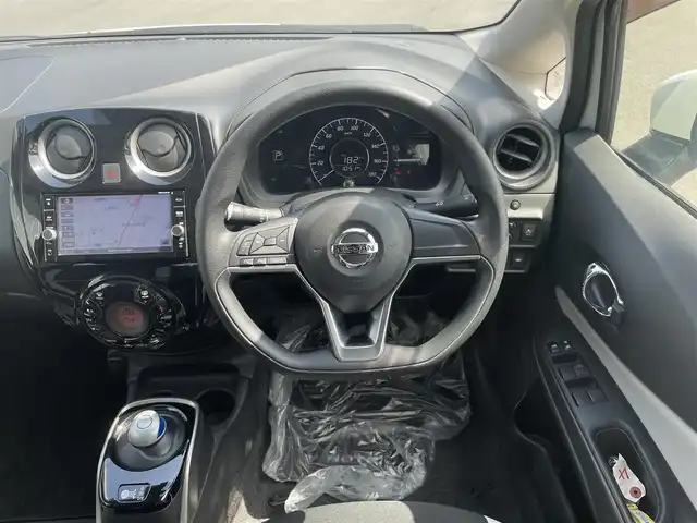 日産 ノート e－パワー X 愛媛県 2018(平30)年 3.6万km ブリリアントホワイトパール 純正ナビ/(Bluetooth/CD/SD/DVD/AUX/フルセグ)/ETC/アラウンドビューモニター/前方ドライブレコーダー/オートライト/オートマチックハイビーム/LEDヘッドライト/フォグランプ/レーンキープアシスト/デジタルインナーミラー/テレビキャンセラー/純正15インチアルミホイール/プッシュスタート/スマートキー/電動格納ミラー/純正フロアマット/純正ドアバイザー/横滑り防止装置/衝突被害軽減ブレーキ